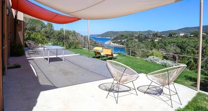 Luxury apartment with private access to the sea.