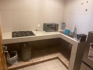 Fridge, microwave, stovetop, electric kettle - Small studio with parking (Douala)