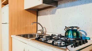 Kühlschrank, Mikrowelle, Herdplatte, Wasserkocher mit Kaffee-/Teezubehör