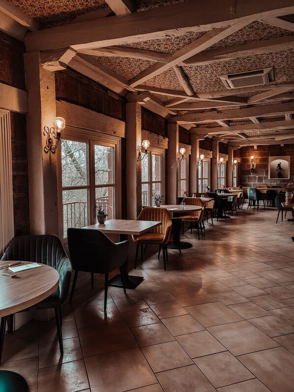 Daily continental breakfast (EUR 20 per person)