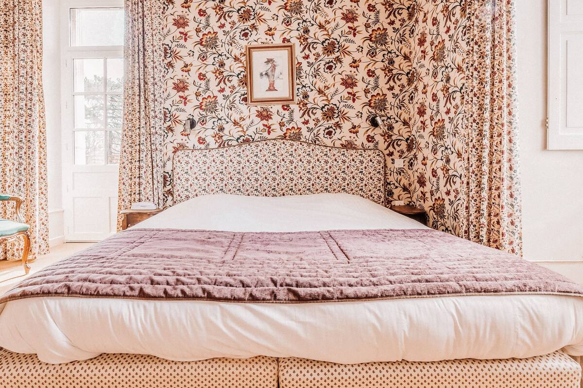 deluxe room (prestige) | 1 bedroom, individually furnished, laptop workspace, blackout curtains