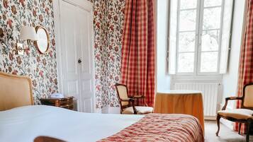 Habitación estándar | Muebles diferentes y espacio para trabajar con laptop