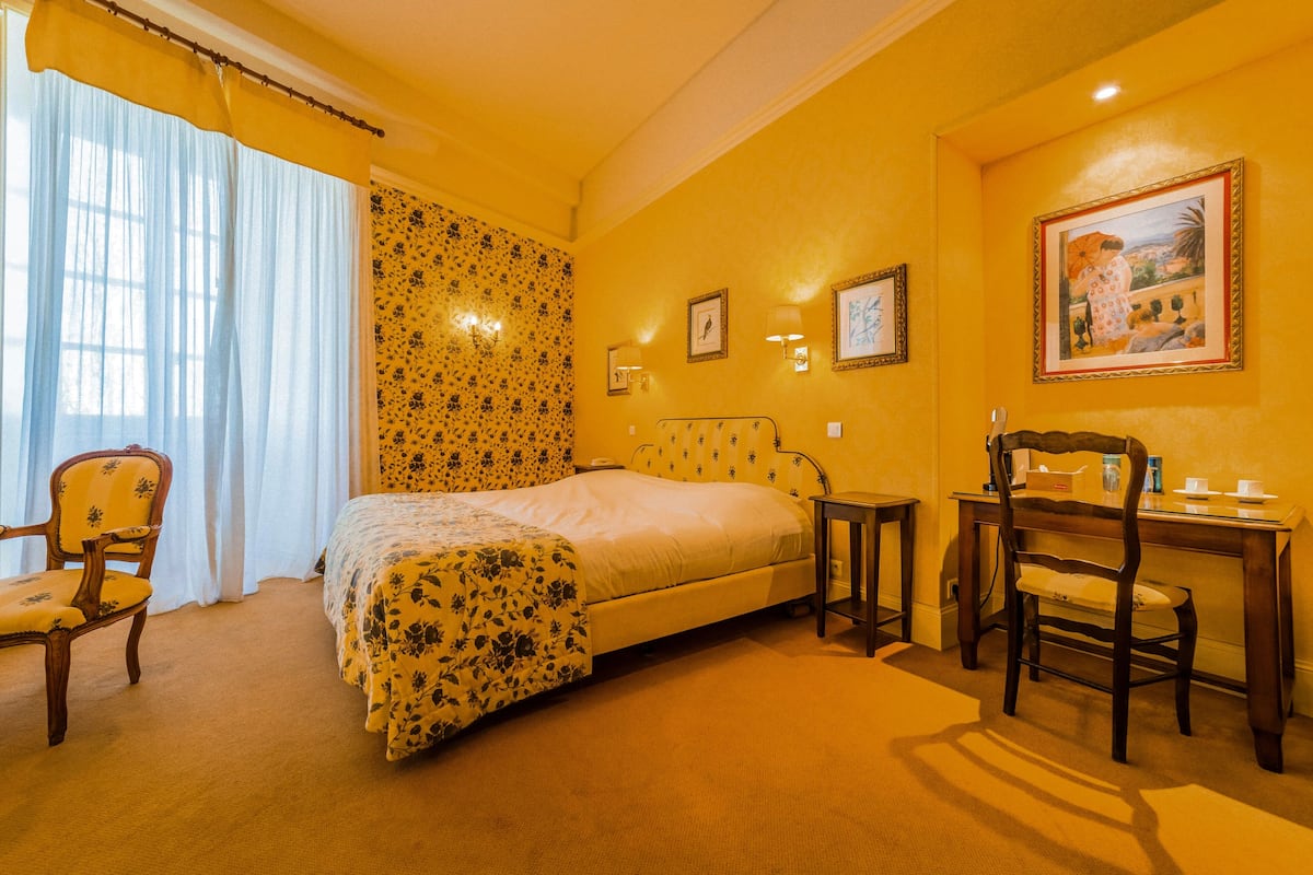Individually furnished, laptop workspace, blackout curtains, free WiFi