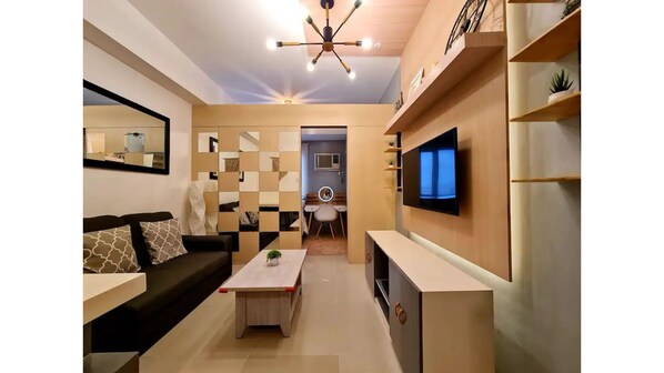 1 bedroom, iron/ironing board, WiFi, bed sheets - Elegant 1BR nr SM North/Fast WIFI/ Netflix (Quezon City)