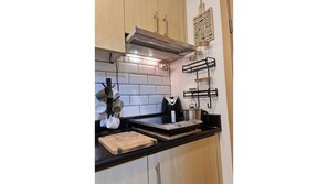 Private kitchen - Elegant 1BR nr SM North/Fast WIFI/ Netflix (Quezon City)