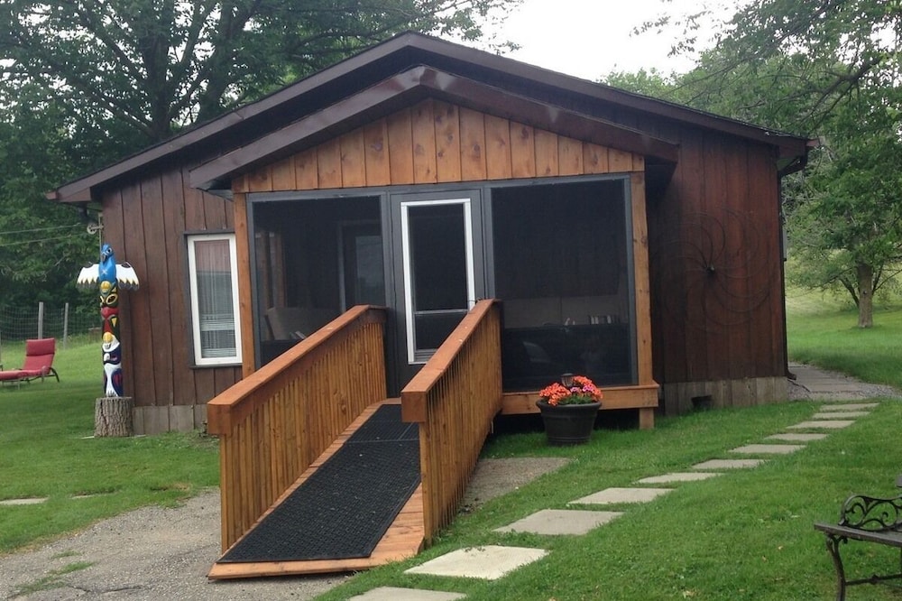 Country Atmosphere - City amenities, Minutes to downtown