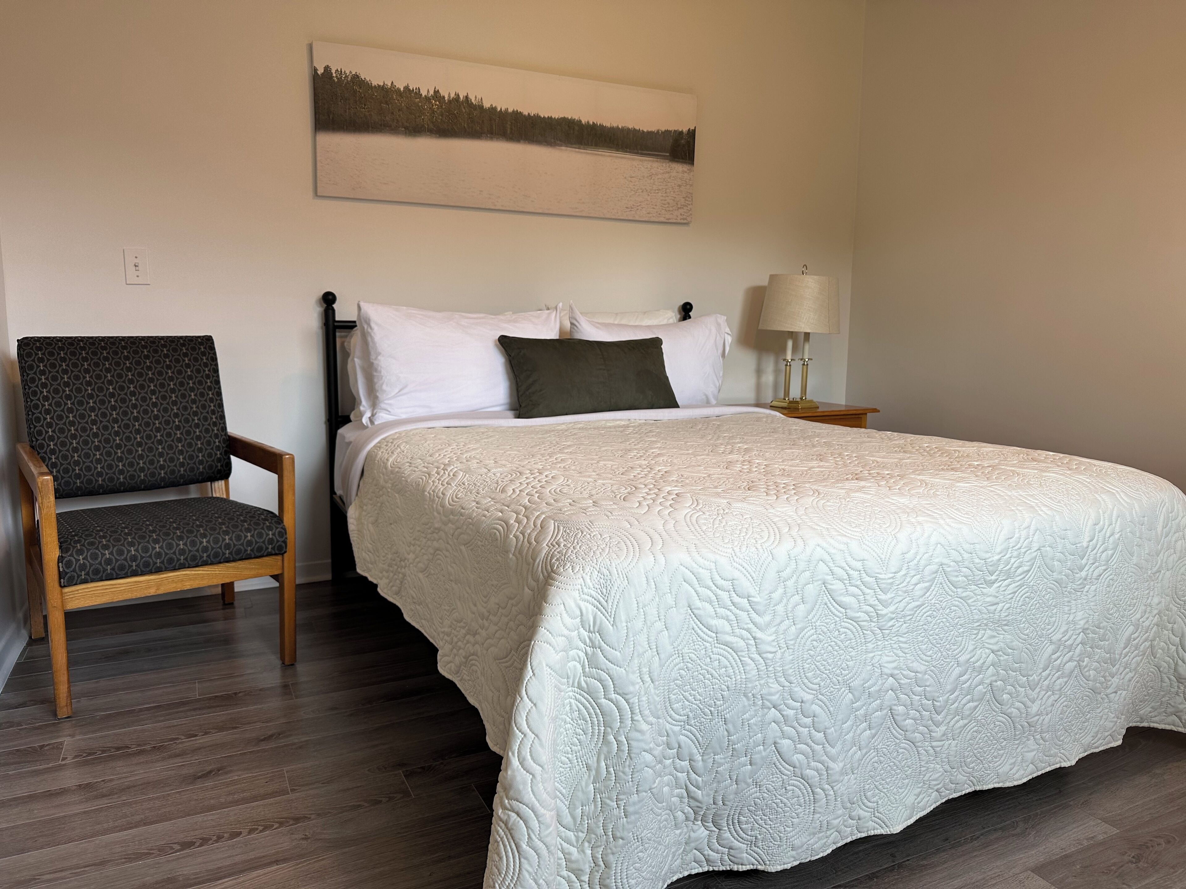 Dobbeltrom, 1 queensize-seng | Skrivebord for bærbar PC, wi-fi (inkludert) og sengetøy