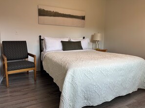 Double Room, 1 Queen Bed | Laptop workspace, free WiFi, bed sheets - Motel Chantmartin (Tadoussac)