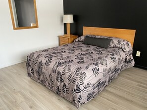 Double Room, 1 Double Bed | Laptop workspace, free WiFi, bed sheets - Motel Chantmartin (Tadoussac)