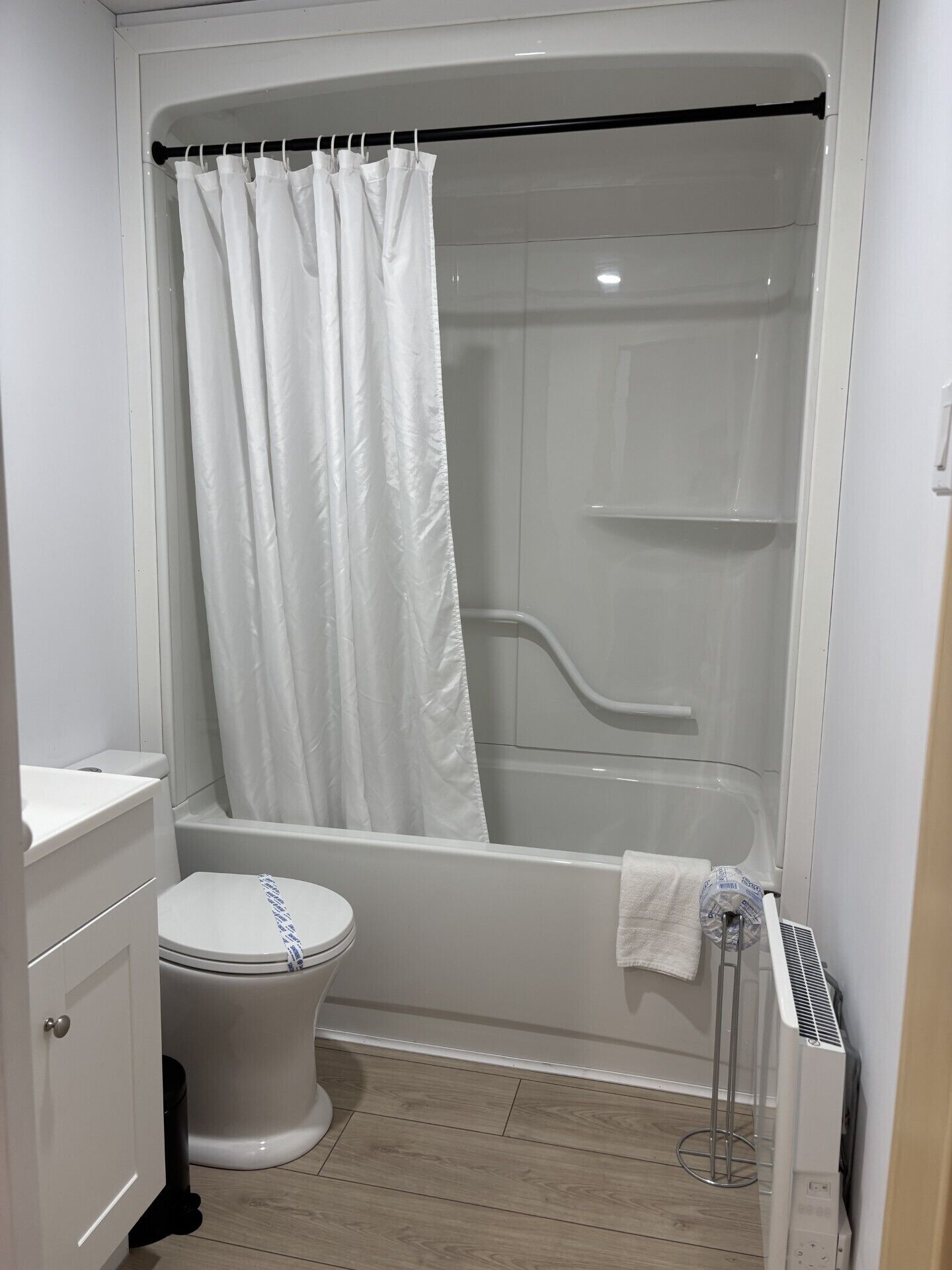 Studio Keluarga | Kamar mandi | Kombinasi shower/bathtub, handuk, sabun, dan sampo