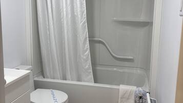 Studio Keluarga | Kamar mandi | Kombinasi shower/bathtub, handuk, sabun, dan sampo