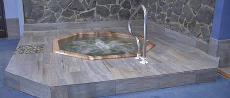 Indoor spa tub