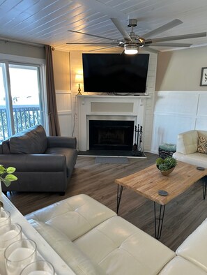 Smart TV, fireplace