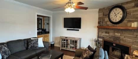 Smart TV y chimenea