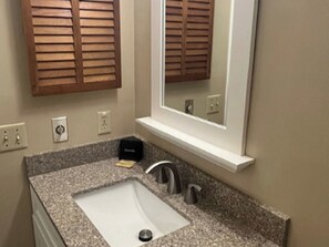 Combined shower/bathtub, hair dryer, towels