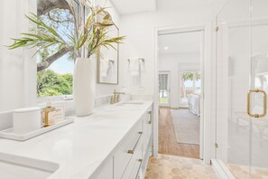 Kombination af bruser/badekar, hårtørrer, bidet, håndklæder