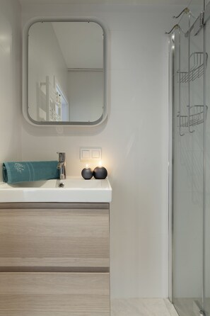 Premium Double or Twin Room | Bathroom | Hair dryer - Elite Apartments Kowalska (Gdansk)
