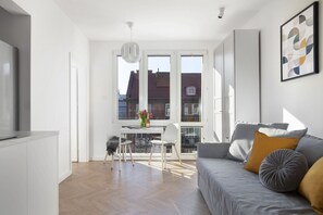Premium Double or Twin Room | Living area | TV - Elite Apartments Kowalska (Gdansk)