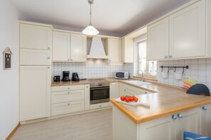 Fridge, microwave, oven, stovetop - Villa Vista Azzurra with pool, summer kitchen and well-tended garden (Sveti Lovrec)