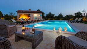 A swimming pool with lounge chairs and a small building with a tiled roof. - Villa Vista Azzurra with pool, summer kitchen and well-tended garden (Sveti Lovreč)