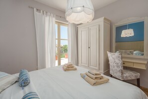 5 bedrooms, in-room safe, free WiFi, bed sheets - Villa Vista Azzurra with pool, summer kitchen and well-tended garden (Sveti Lovrec)