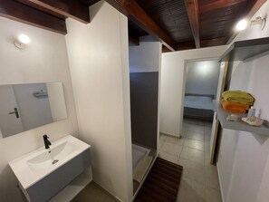 Douche, sèche-cheveux, serviettes fournies, savon