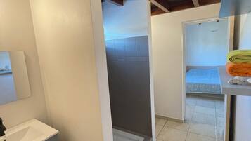 3 chambres, bureau, fer et planche Ă repasser, lit parapluie