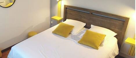 3 chambres, fer et planche à repasser, lit de bébé portatif