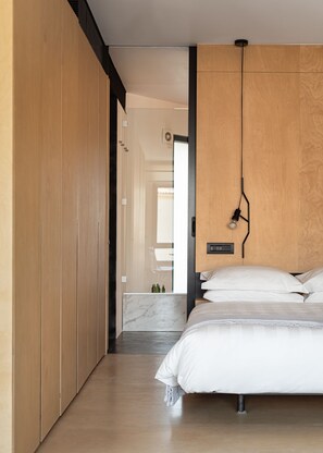 1 chambre, coffre-fort, fer et planche à repasser, lit de bébé portatif
