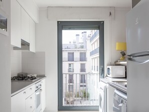 Geladeira, micro-ondas, fogão, lava-louças