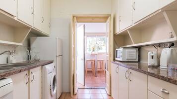 Jääkaappi, mikroaaltouuni, uuni, astianpesukone