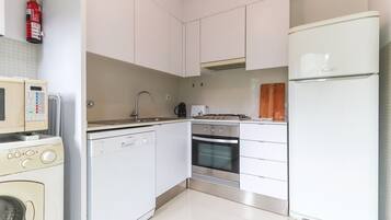 Geladeira, micro-ondas, fogão, lava-louças