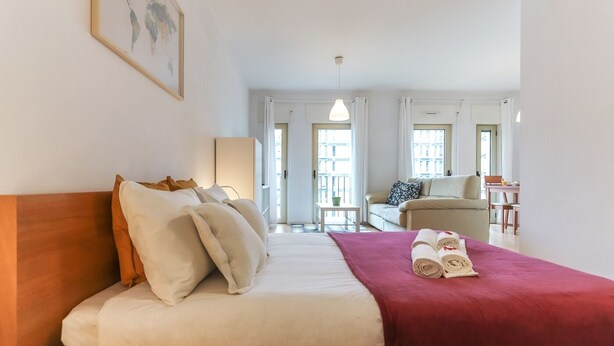 Una habitación de hotel con una cama, un escritorio y una silla.