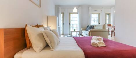 Een strijkplank/strijkijzer, internet, beddengoed