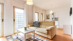 Un apartamento moderno con sala de estar, cocina y comedor.
