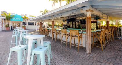 Piece of Paradise 1bed/1bath nightly condo with shared pool