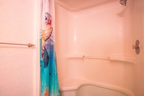 Bathtub - Piece of Paradise 1bed/1bath nightly condo with shared pool (Marathon)
