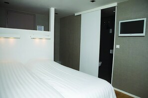 Basic Twin Room, Canal View | Egyptian cotton sheets, premium bedding, memory foam beds, minibar - little AMSTEL HouseBoat (Amsterdam)