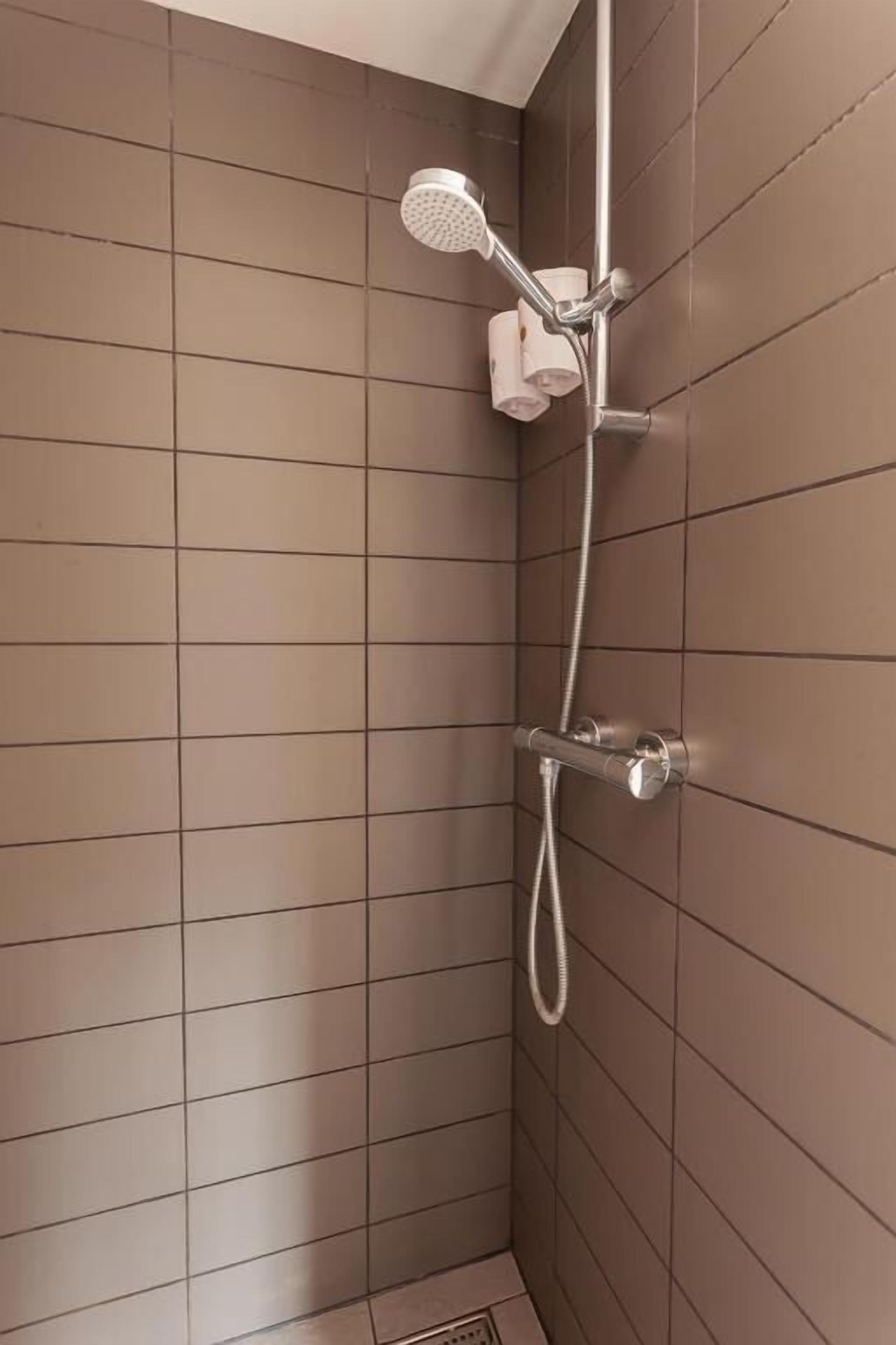 Shower, rainfall showerhead, free toiletries, hair dryer