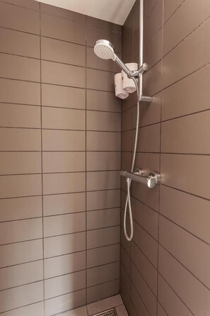 Shower, rainfall showerhead, free toiletries, hair dryer - little AMSTEL HouseBoat (Amsterdam)