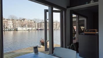 Eenvoudige Twin kamer, uitzicht op kanaal | Lakens van Egyptisch katoen, luxe beddengoed