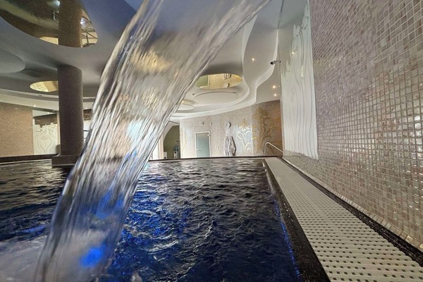 Una piscina cubierta