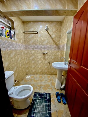 Elite-Apartment | Badezimmer | Dusche, kostenlose Toilettenartikel, Handtücher, Seife