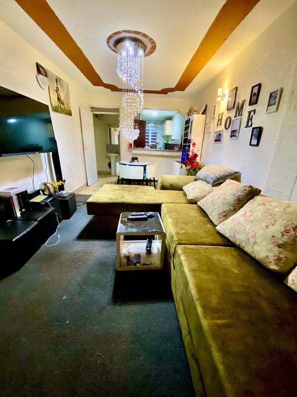 Elite-Apartment | Wohnbereich | 20-Zoll-Smart-TV mit Digitalempfang, Fernseher