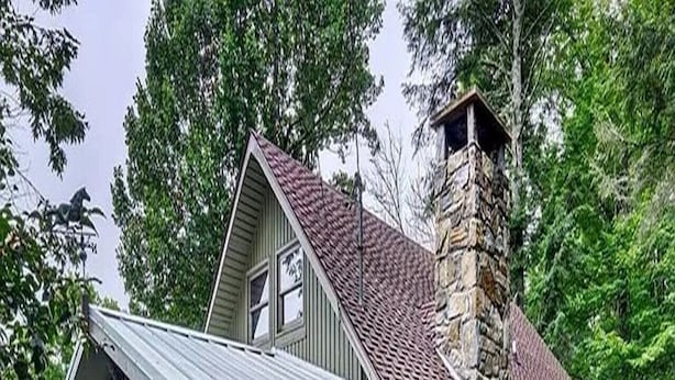 A house with a stone chimney, a covered porch, and a wooden deck. - Beautiful view with firepit and hot tub. Only 7 minutes to Cashiers and Glenville! (Cashiers)