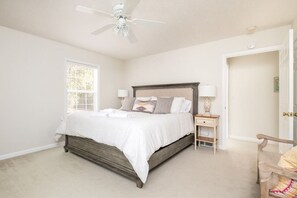 3 bedrooms, free WiFi, bed sheets - 5 minutes to downtown Brevard! Great opportunities for bird watching and wildlife viewing. (Pisgah Forest)