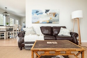 Smart TV, fireplace - 5 minutes to downtown Brevard! Great opportunities for bird watching and wildlife viewing. (Pisgah Forest)