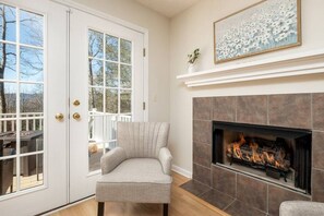 Interior - 5 minutes to downtown Brevard! Great opportunities for bird watching and wildlife viewing. (Pisgah Forest)