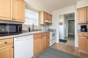 Fridge, microwave, oven, stovetop - 5 minutes to downtown Brevard! Great opportunities for bird watching and wildlife viewing. (Pisgah Forest)