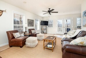 Smart TV, fireplace - 5 minutes to downtown Brevard! Great opportunities for bird watching and wildlife viewing. (Pisgah Forest)